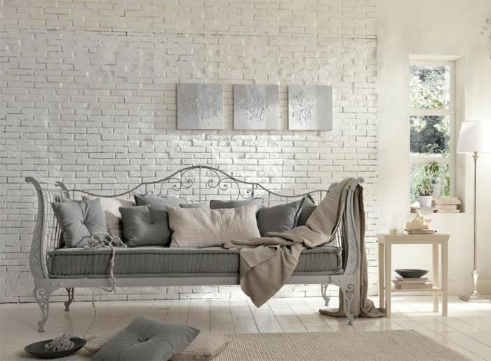 shabby chic στυλ σαλόνι επιπλωμένο καναπέ ρίξτε μαξιλάρια πέτρινο τοίχο