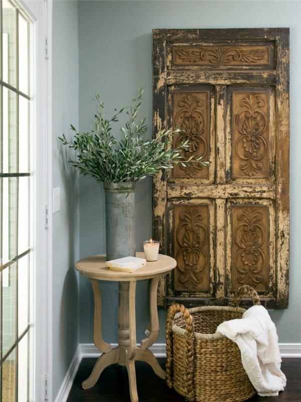 shabby chic ιδέες σαλονιού παλιές ξύλινες ξυλόγλυπτες πόρτες υφαντά καλάθι στρογγυλό πλευρικό τραπέζι