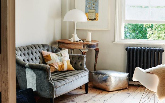 shabby chic ιδέες σαλονιού παλιός καναπές στρογγυλό τραπεζάκι vintage δάπεδο ξύλινες σανίδες δαπέδου