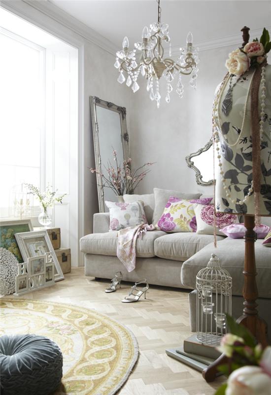 shabby chic σαλόνι ιδέες κρυστάλλινος πολυέλαιος στρογγυλό χαλί ρίξτε μαξιλάρια κλουβί πουλιών