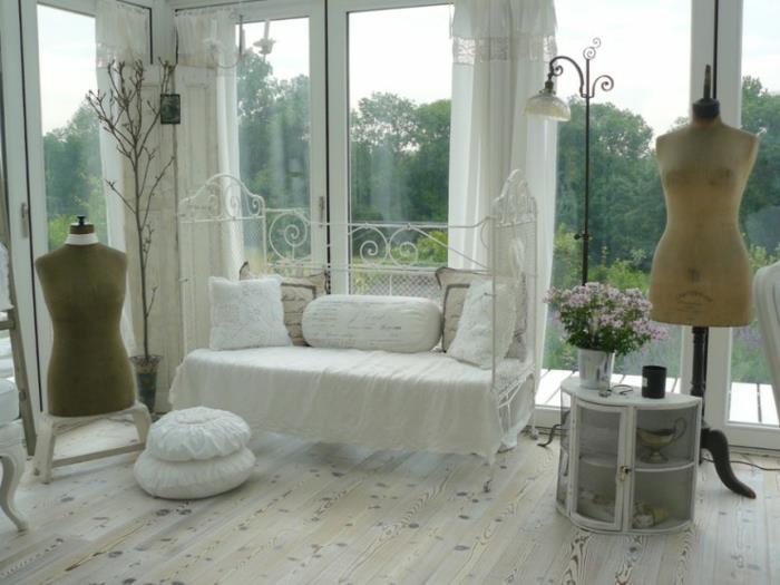 shabby chic ιδέες σαλονιού μεταλλικός καναπές κρεβάτι λευκή βιτρίνα μπουφέ