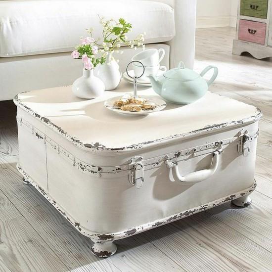 shabby chic σαλόνι με τραπέζι στο στήθος