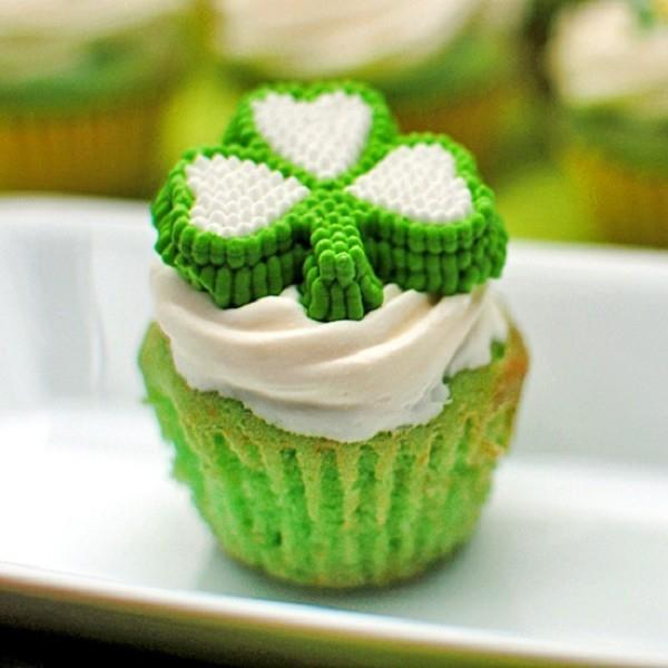 shamrock milkshake cupcakes έγχρωμο πράσινο και άσπρο