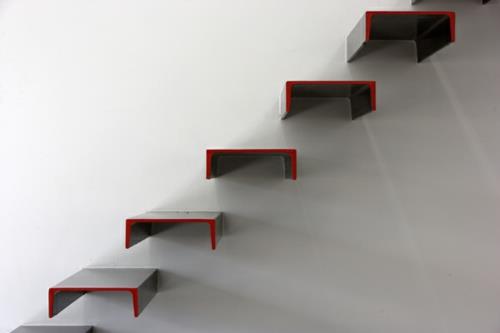 κομψό εσωτερικό σχέδιο σκάλες γκρι κόκκινο απλό σχήμα