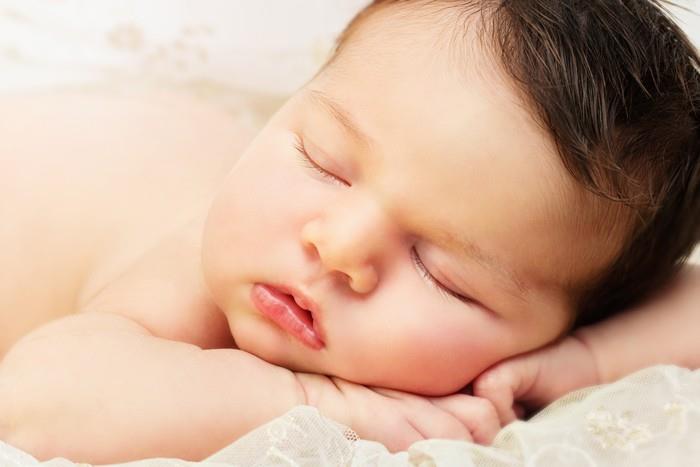 Οριζόντια έγχρωμη εικόνα νεογέννητου μωρού