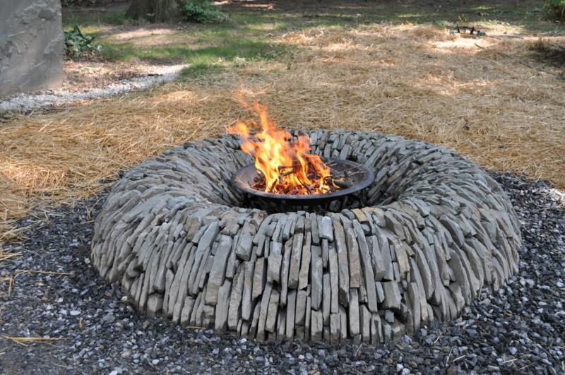 ασφαλές λάκκο πυρκαγιάς κατασκευή κήπου με πέτρες