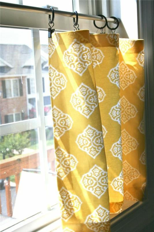 Κοντές κουρτίνες σε φρέσκα χρώματα για μικρά παράθυρα