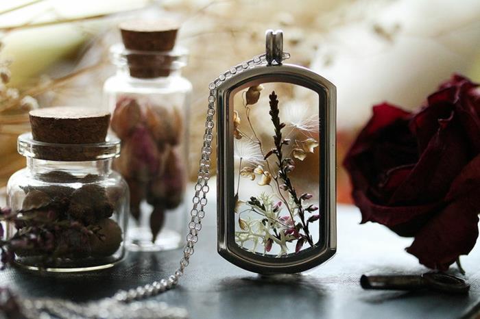ασημένια κοσμήματα κρεμαστό γυαλί πιεσμένα καλοκαιρινά λουλούδια βρύα πικραλίδες