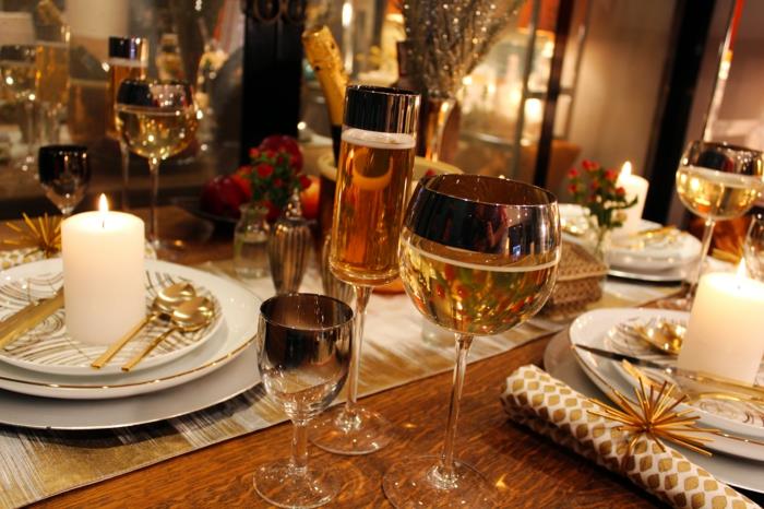 ιδέες ντεκό Πρωτοχρονιάτικο πάρτι διακόσμηση τραπέζι διακόσμηση silvesteer Πρωτοχρονιάτικο τραπέζι παραμονής χρυσού χρυσό γυαλί
