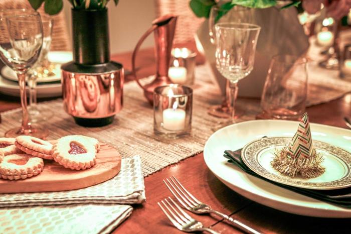 ιδέες ντεκό Πρωτοχρονιάτικο πάρτι διακόσμηση τραπέζι διακόσμηση silvesteer Πρωτοχρονιάτικο τραπέζι παραμονής Πρωτοχρονιάς χαλκός