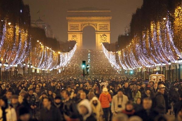 το ταξίδι της παραμονής της Πρωτοχρονιάς στο Παρίσι διοργανώνει πανηγυρικά τα Ηλύσια