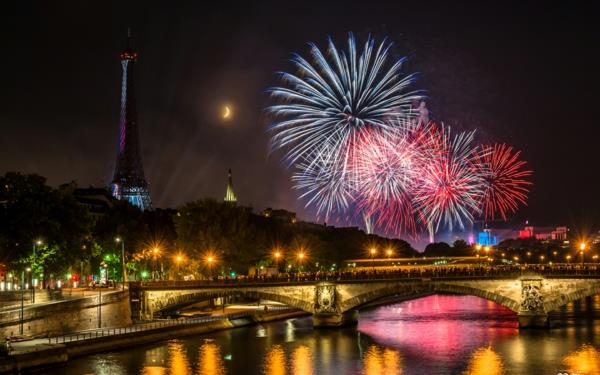 παραμονή Πρωτοχρονιάς-Παρίσι-πυροτεχνήματα-λα-Σηκουάνα