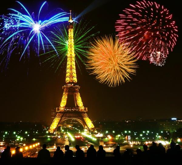 πυροτεχνήματα ταξιδιού παραμονής Πρωτοχρονιάς στο Παρίσι