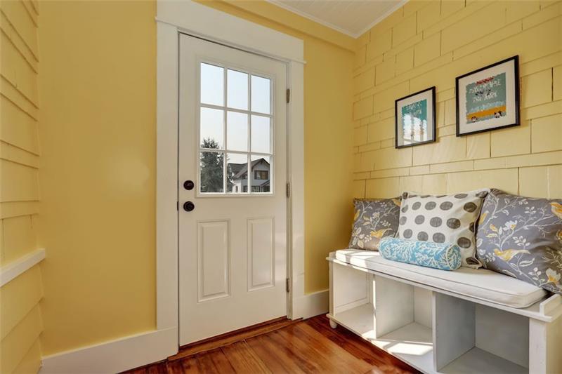 σχεδιασμός διαδρόμου μοντέρνο κίτρινο τοίχο χρώμα λευκή πόρτα εισόδου