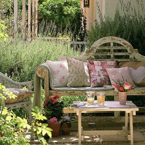 μαξιλάρι πάγκου δίπλα στο τραπέζι λουλούδια βάζο όμορφο σχέδιο κήπου