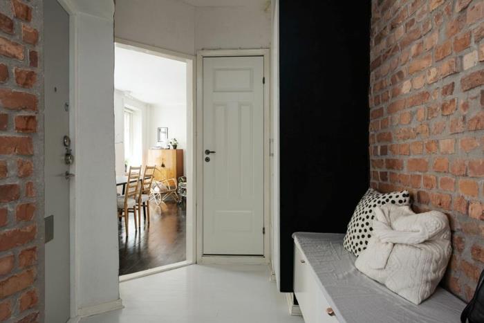 Σκανδιναβικό μικρό διαμέρισμα με έπιπλα από τοίχο από πάγκο σε διάδρομο