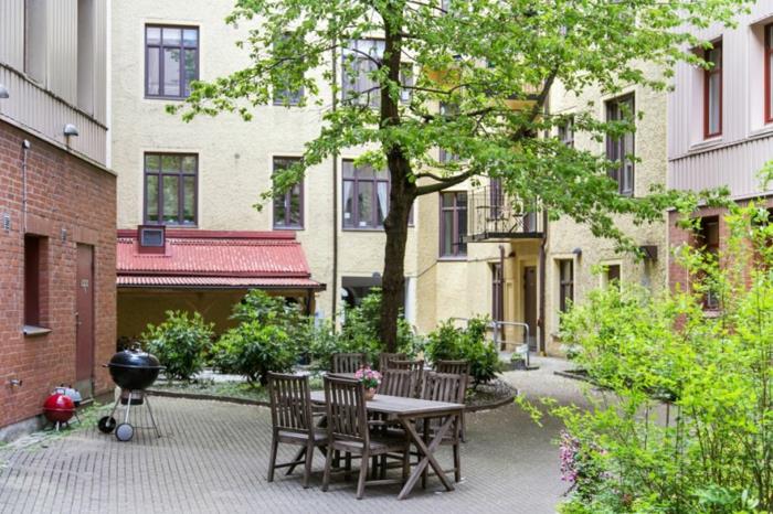 Σκανδιναβικό μικρό διαμέρισμα αυλή τραπεζαρία τραπεζαρία έπιπλα εξωτερικού χώρου