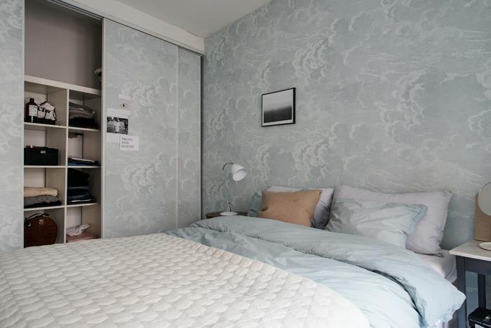 Σκανδιναβικό σαλόνι υπνοδωμάτιο διπλό κρεβάτι τοίχο ταπετσαρία σύννεφα ενσωματωμένη ντουλάπα