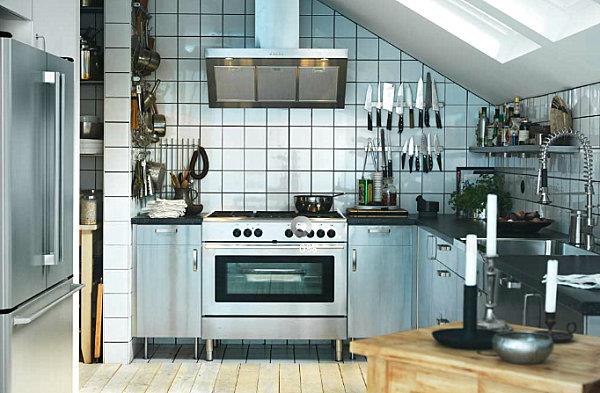 Η σκανδιναβική κουζίνα σχεδιάζει ξύλο, μεταλλικό, λαμπερό