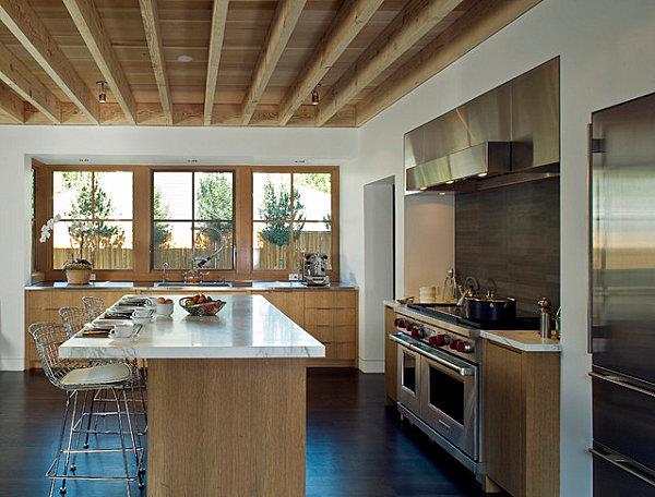 η σκανδιναβική κουζίνα σχεδιάζει ξύλινο τραπέζι οροφή παραθύρου
