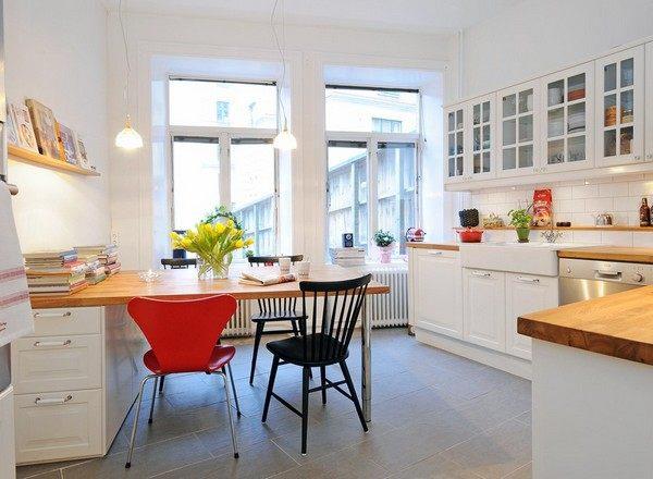 η σκανδιναβική κουζίνα σχεδιάζει ξύλινες επιτραπέζιες πορτοκαλί καρέκλες τραπεζαρίας