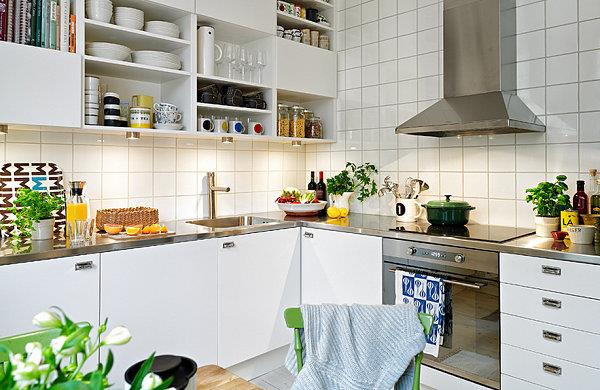 σκανδιναβική κουζίνα σχεδιάζει ράφια κουζίνας μπολ πιάτα