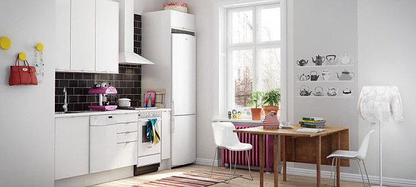 Η σκανδιναβική κουζίνα σχεδιάζει συμπαγή χώρο λευκό φως