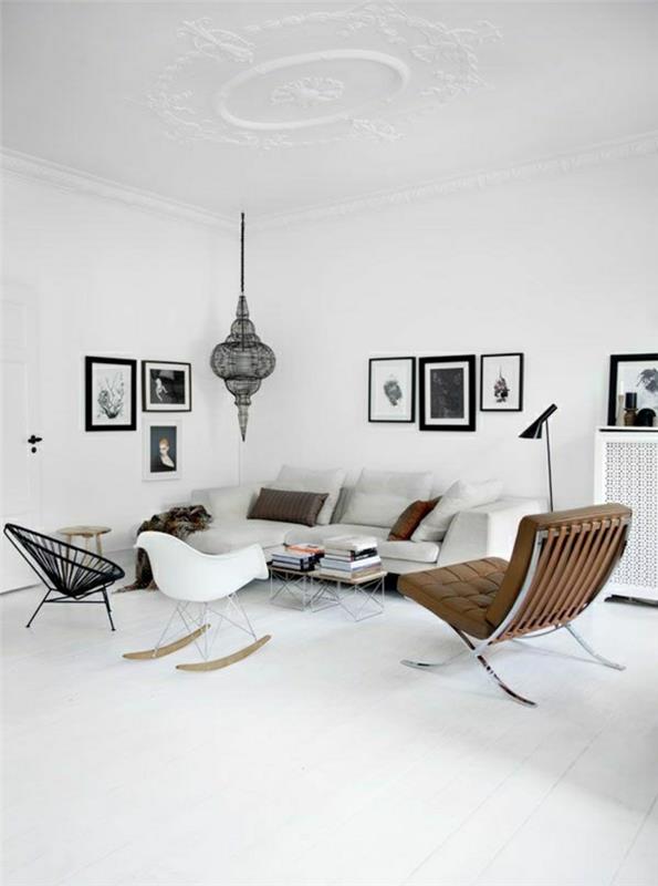 Σκανδιναβικές καρέκλες σχεδιαστών επίπλων διακοσμούν το σαλόνι μοντέρνα