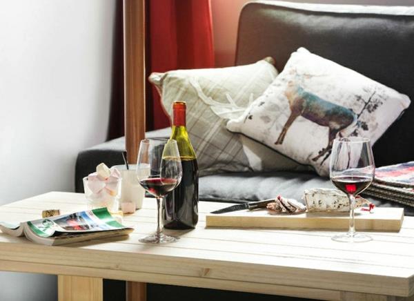 skihotel-luxury-τραπεζαρία-τραπέζι-κρασί-σαλάμι