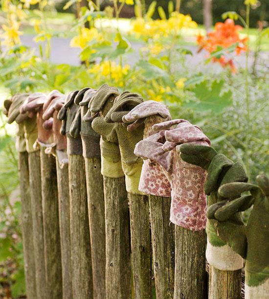 ιδιότροπες ιδέες σχεδιασμού τοπίου ξύλινο φράχτη γάντια παλιά βρώμικα