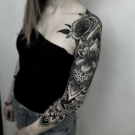 μανίκι ιδέες τατουάζ blackwork με τριαντάφυλλα