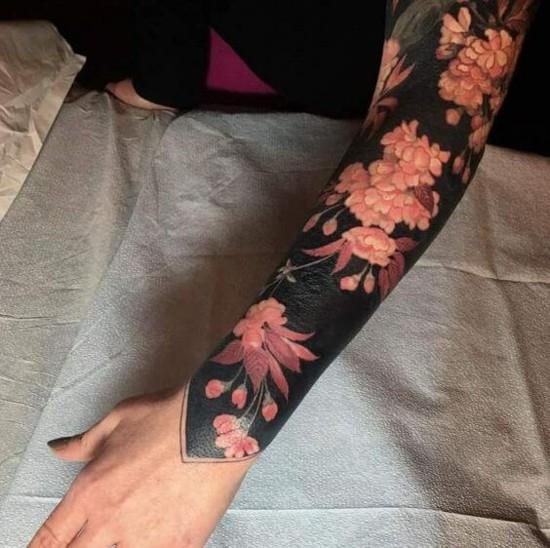 μανίκι ιδέες τατουάζ λουλούδια σε μαύρο φόντο
