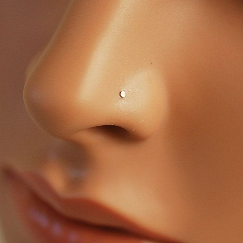 Mažas deimantinis nosies žiedas