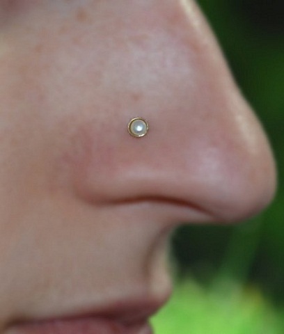 Mažieji perlų auksiniai nosies žiedai