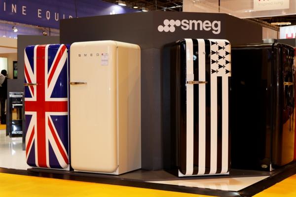 smeg έκθεση ρετρό χρωμάτων ψυγείου