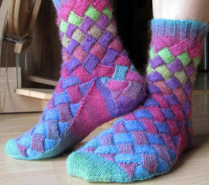 κάλτσες πλέξιμο πολύχρωμες κάλτσες σταυρό μοτίβο