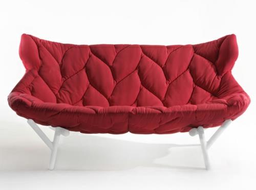 Κόκκινο επικαλυμμένο καναπέ σχεδιαστής λύση βολική επικάλυψη φύλλων φύλλωμα
