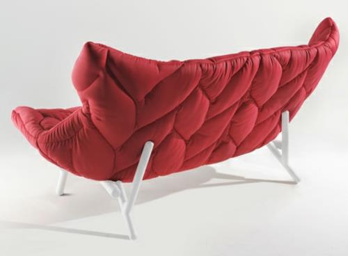 Κόκκινος επικαλυμμένος καναπές κόκκινη λύση σχεδιαστών άνετα λευκά πόδια