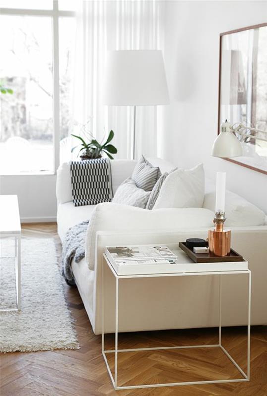καναπές λευκό σαλόνι λευκοί τοίχοι κουρτίνες ξύλινο πάτωμα