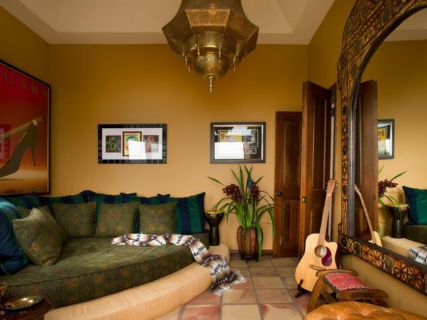 καναπέδες έπιπλα ρίξτε μαξιλάρια πράσινο μοτίβο πολυέλαιος τοίχος καθρέφτης κιθάρα