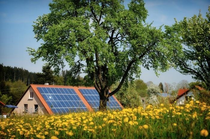 τα φωτοβολταϊκά του ηλιακού συστήματος εξοικονομούν ενέργεια oeko ηλεκτρισμού