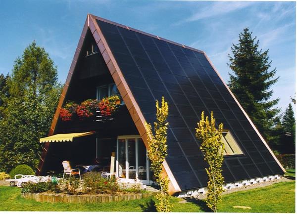 ηλιακό σύστημα και φωτοβολταϊκό ορεινό σπίτι