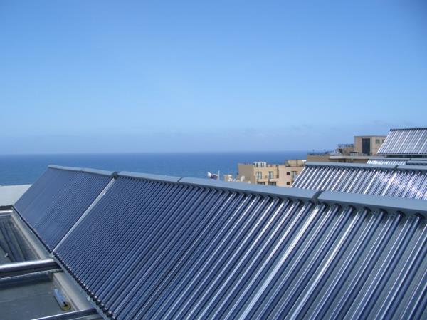 ηλιακό σύστημα και φωτοβολταϊκή στέγη ξενοδοχείου