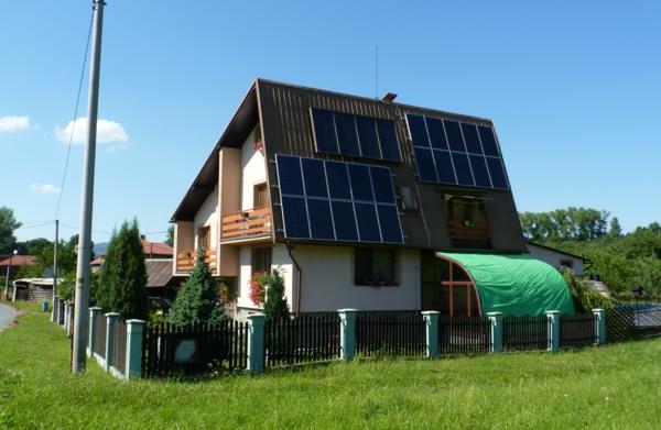 ηλιακό σύστημα και φωτοβολταϊκό οικολογικό σπίτι