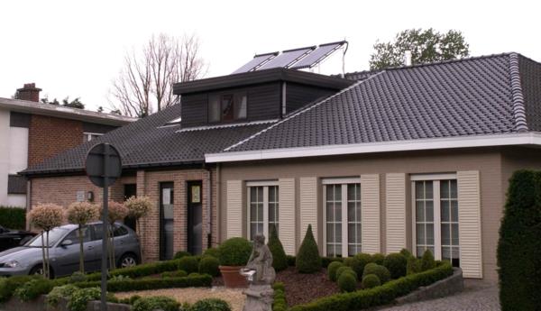 ηλιακό σύστημα και φωτοβολταϊκό μοντέρνο σπίτι