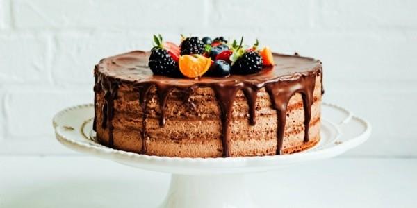 καλοκαιρινό κέικ με βατόμουρα και σοκολάτα