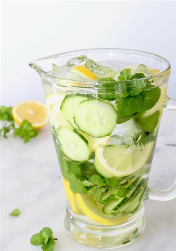 καλοκαιρινό detox πιείτε νερό λεμόνι με δυόσμο και αγγούρι