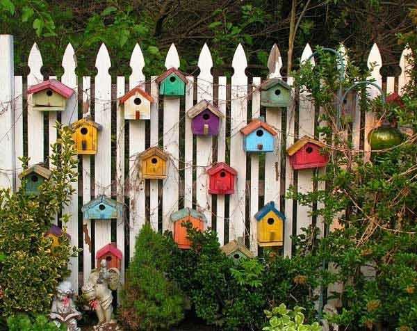 φτιάξτε μόνοι σας καλοκαιρινή διακόσμηση κήπου χρωματισμένα πουλιά που διακοσμούν τον φράχτη του κήπου