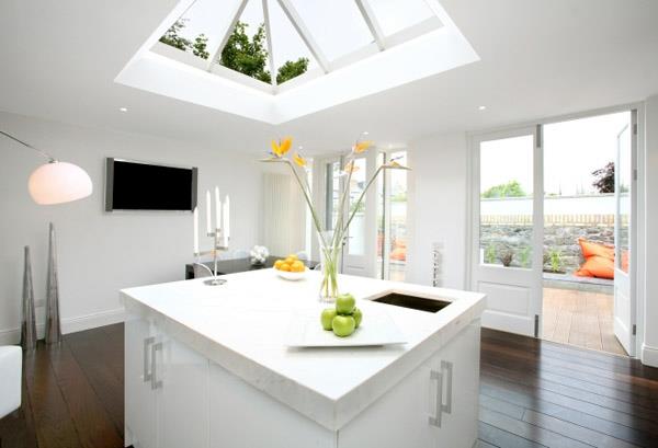 καλοκαιρινές ιδέες σχεδιασμού ενοποιημένα δωμάτια γυάλινη οροφή λευκό φως