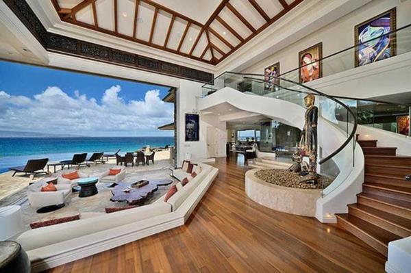 καλοκαιρινό σπίτι με σαλόνι με ξύλινα διακοσμητικά διακοσμητικά καναπέ και θέα στη θάλασσα